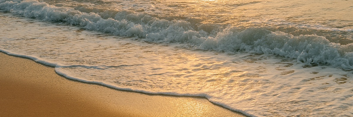 Vagues sur une plage avec une lumière douce d'un coucher du soleil